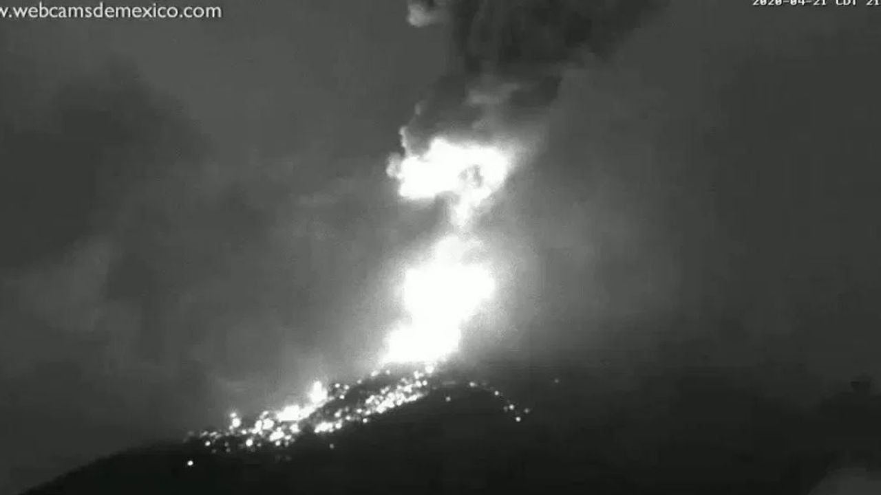 VIDEO: Popocatépetl registra fuerte explosión y lanza material magmático