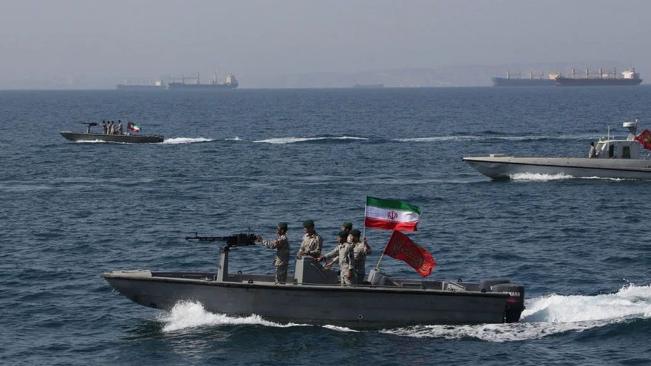 Trump ordena a Marina de EU disparar a cañoneras iraníes si hostigan a sus buques