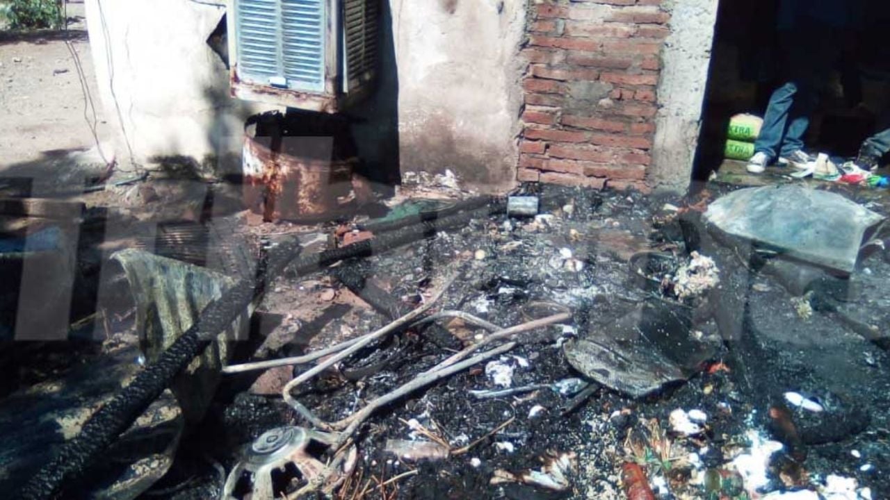 Villa Juárez: Incendio acaba con una vivienda; pone en peligro a mujer y dos menores