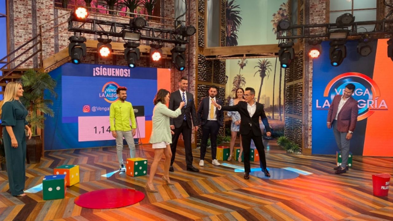 ¡La humillan! Productor de ‘VLA’ exhibe a conductora por “desobediente”