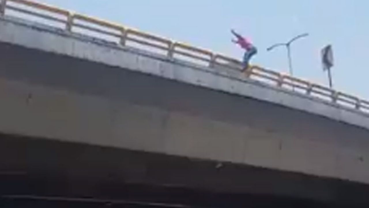 FUERTE VIDEO: Sujeto se arroja de puente en CDMX ¡y sobrevive¡