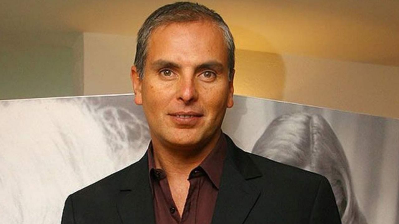 VIDEO: Con el símbolo de la paz y emotivos aplausos, así le dan el último adiós a Xavier Ortiz