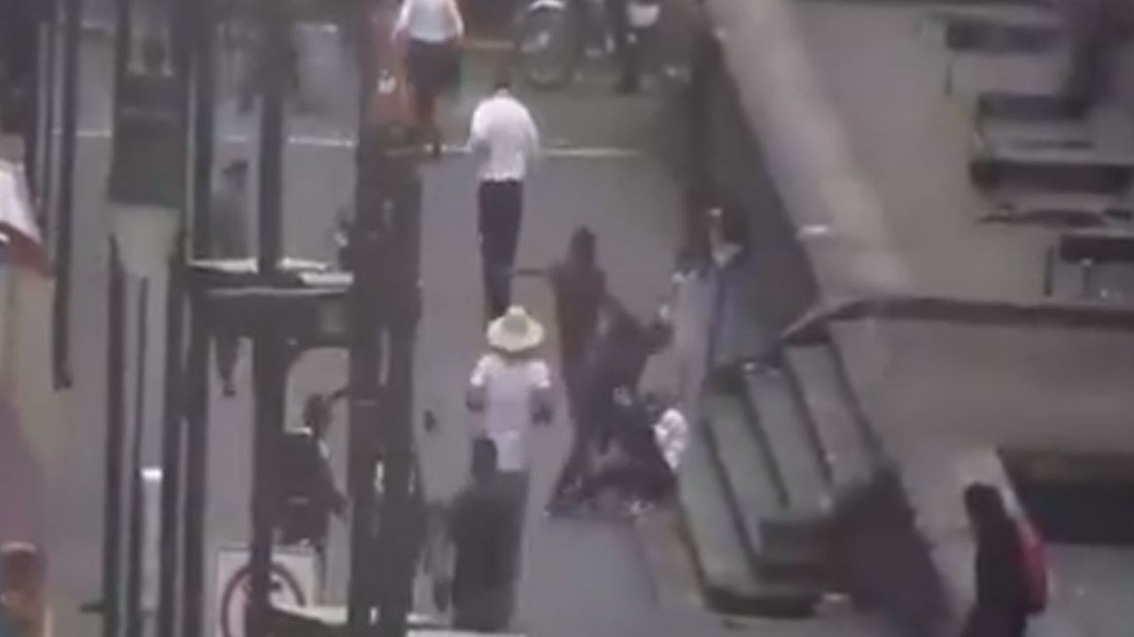 VIDEO: Cadete de Policía es golpeado por comerciantes hartos de contingencia