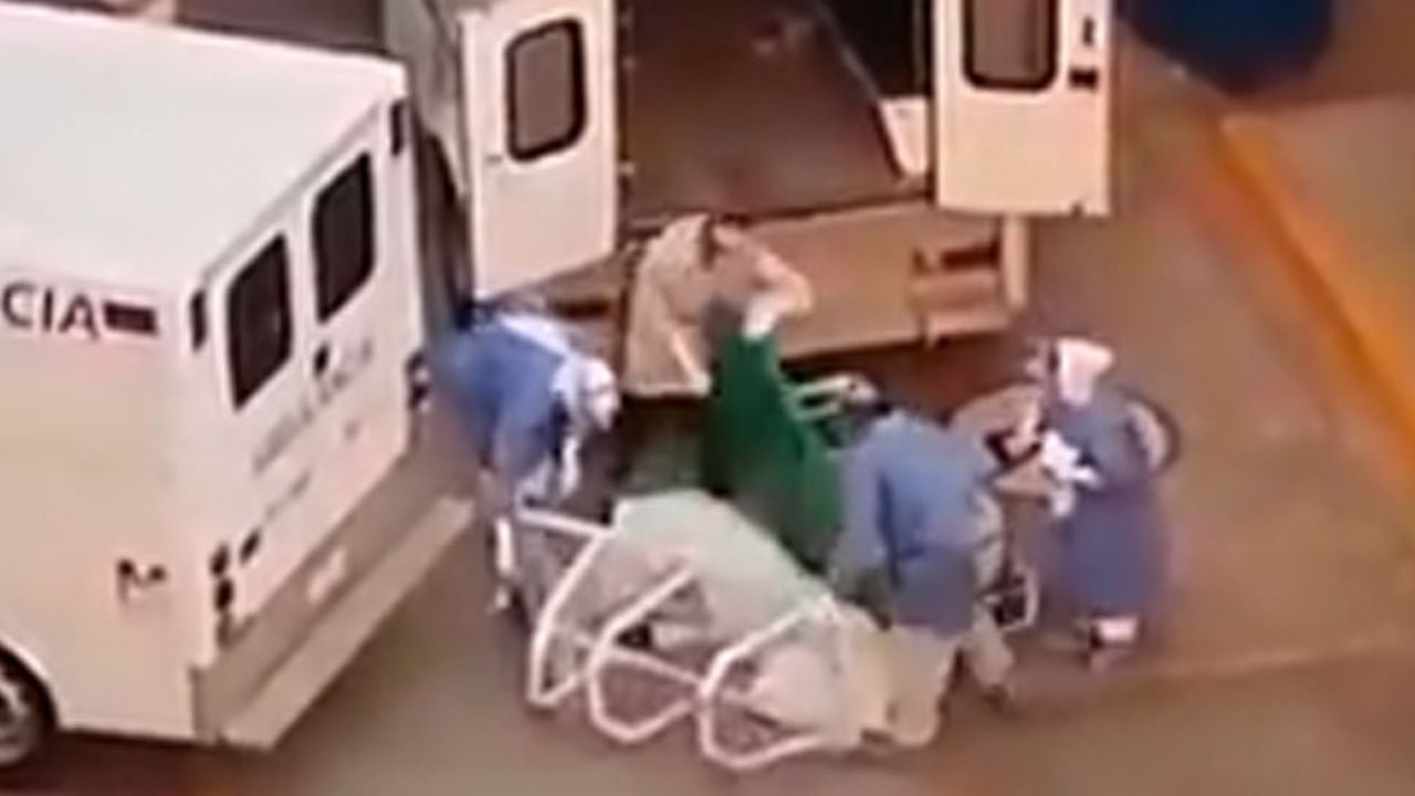 VIDEO: Personal del IMSS tira de camilla a paciente infectado con coronavirus