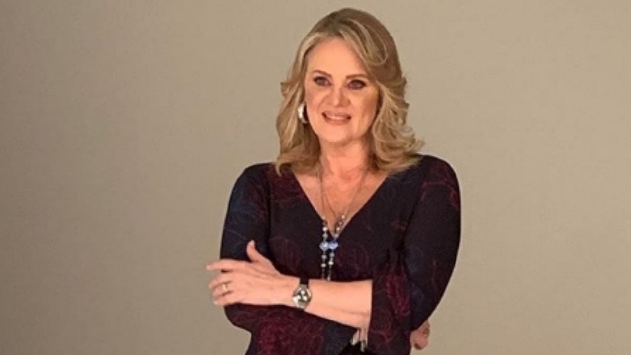 Érika Buenfil presume sus curvas en diminuto bikini negro desde la playa: “Tanta carne y yo chimuelo”