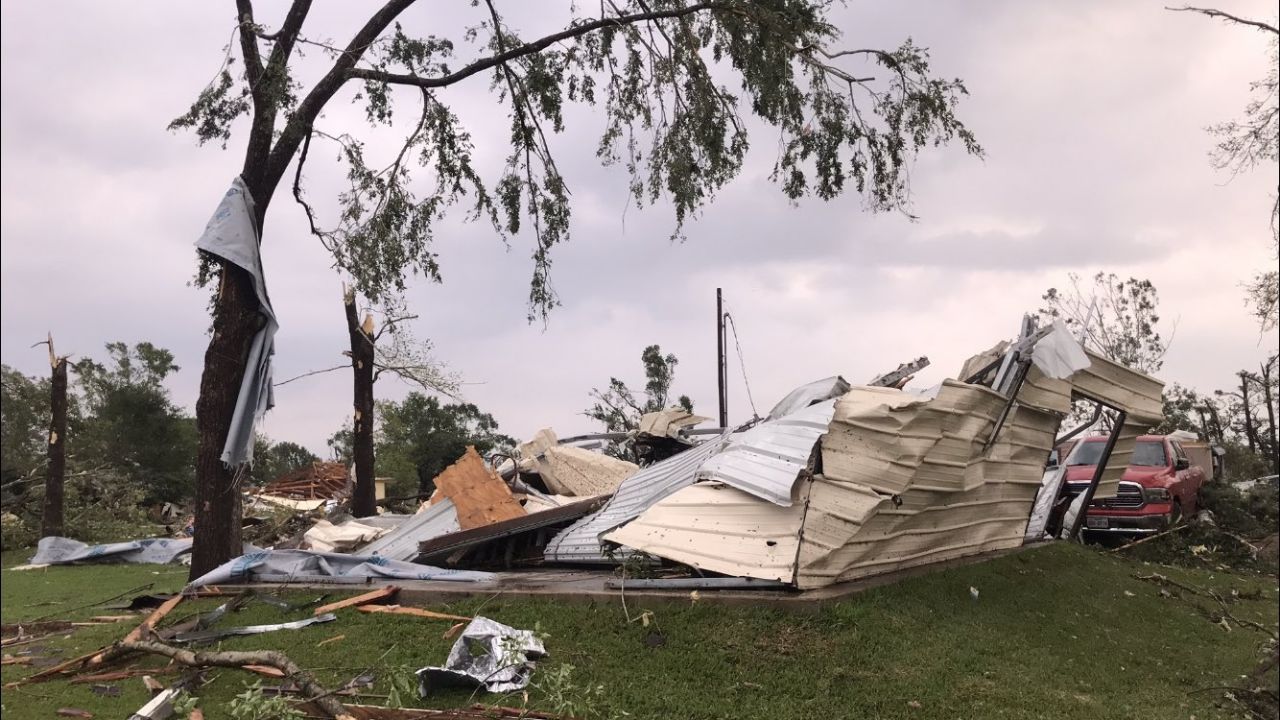 VIDEO: Así se formó un fuerte tornado que acabó con al menos 5 vidas en EU