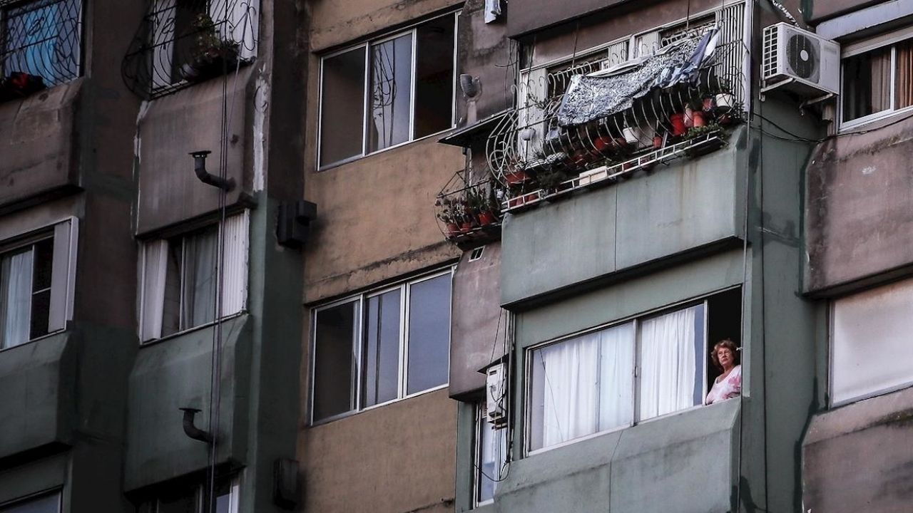 ¡Una locura! Apedrean a familia contagiada con coronavirus e intentan incendiar su casa