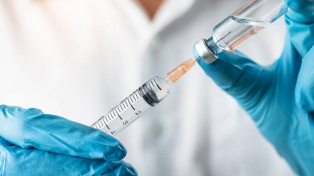 Los primeros dos voluntarios reciben vacuna contra el Covid-19 en Reino Unido