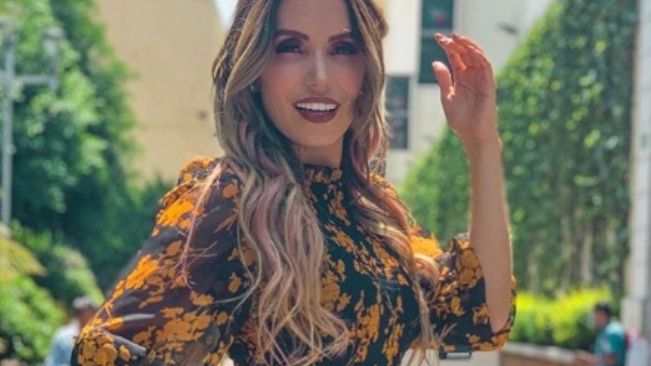 “Vieja patas de pollo”: Andrea Escalona es ‘destrozada’ en Instagram por ridículo ‘outfit’