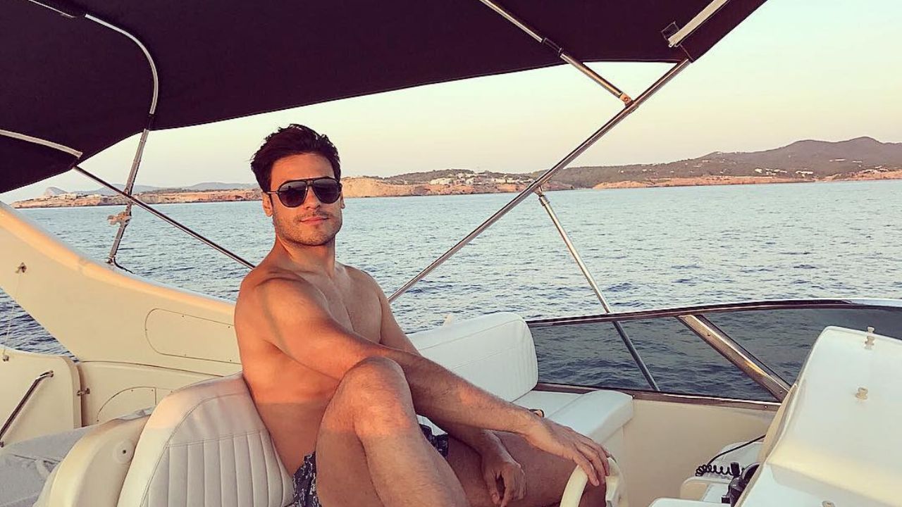 ¿Se le fue el tren? Carlos Rivera desata polémica al estar en la espera