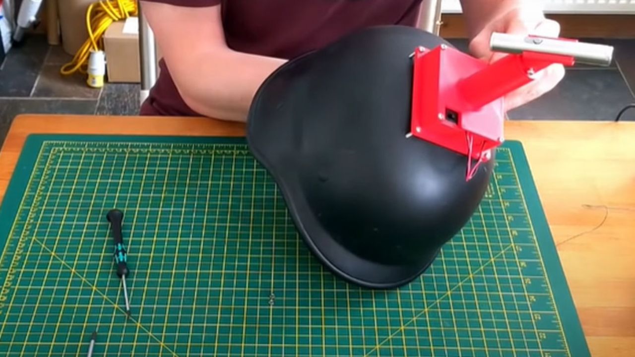 VIDEO: Joven crea casco láser para poder mantener su distancia con las personas
