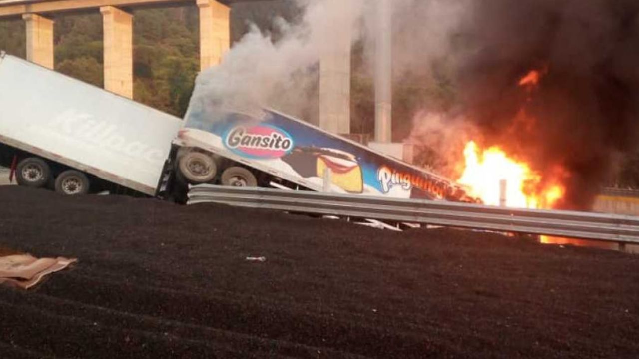 VIDEO: Dos tractocamiones chocan y se incendian en la autopista México-Toluca