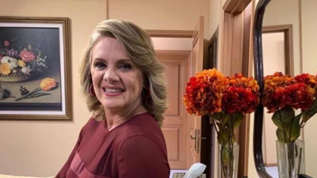 Érika Buenfil presume sus curvas en ceñido y sexy vestido oscuro: “Que mujerón”