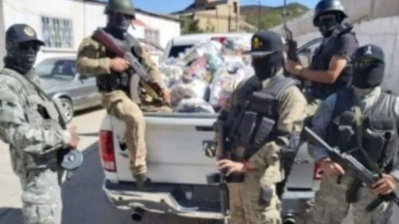 FOTO: Grupo armado entrega narcodespensas con imagen de Bin Laden