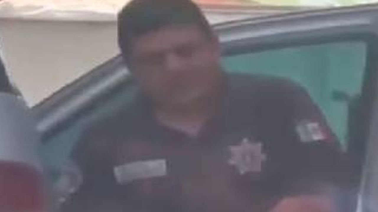 VIDEO: Captan a policía cuando orina en plena calle y lo bautizan ‘Lord Mead…’