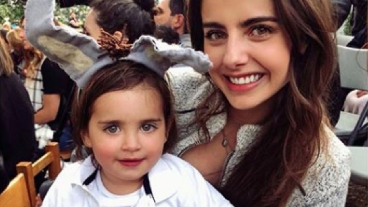 ¡Lo hace de nuevo! Actriz de Televisa es ‘destrozada’ por vestir de niña a su hijo para ganar fama