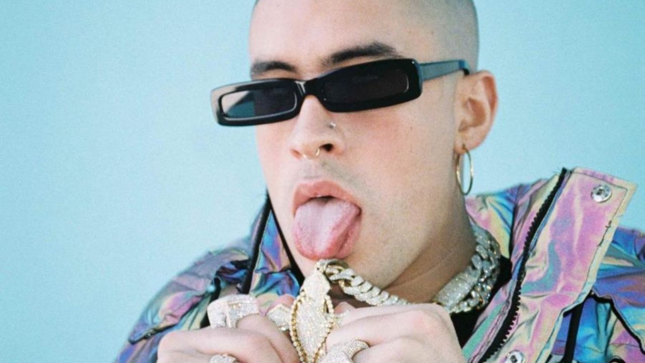 Bad Bunny reta la censura de Instagram al aparecer desnudo y casi sacarse el ‘pack’