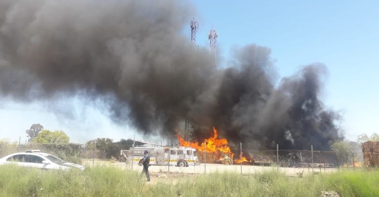 El incendio se originó en unas cajas atrás de la báscula