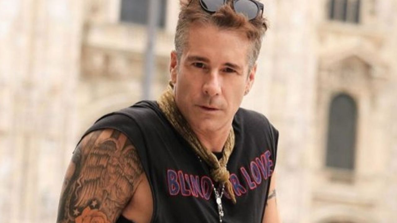 Fernando Carrillo es críticado al mostrar sus “años mozos” cuando posó desnudo