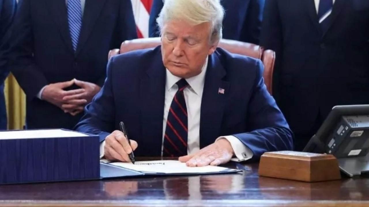 Trump firma paquete de ayuda de 485mmd para economía golpeada por Covid-19