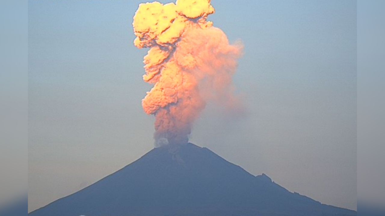 ¡Alerta en el Popocatépetl! Se registras tres explosiones con cenizas