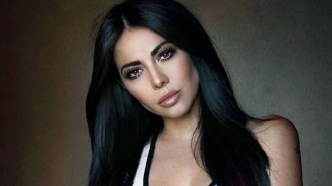 ¡Qué calor! Jimena Sánchez se asolea con increíble y atrevido escote