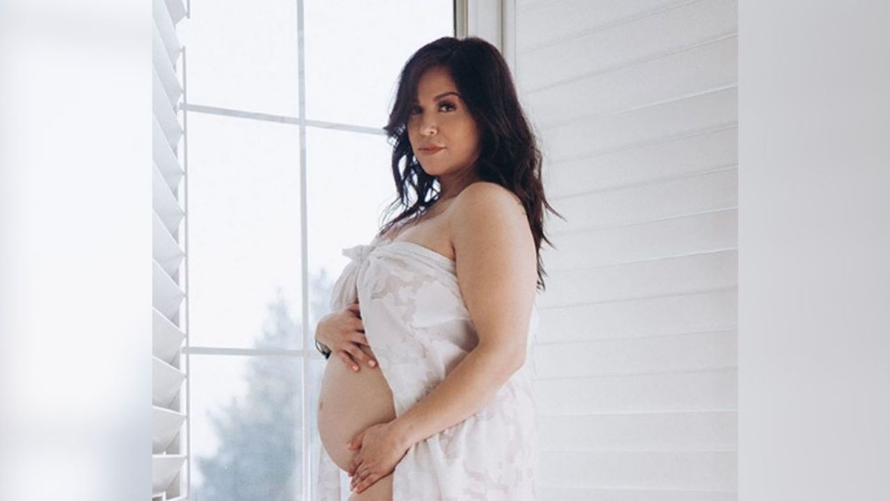 “Se da a desear”: Jacqie Rivera revela que su labor de parto se retrasa un día