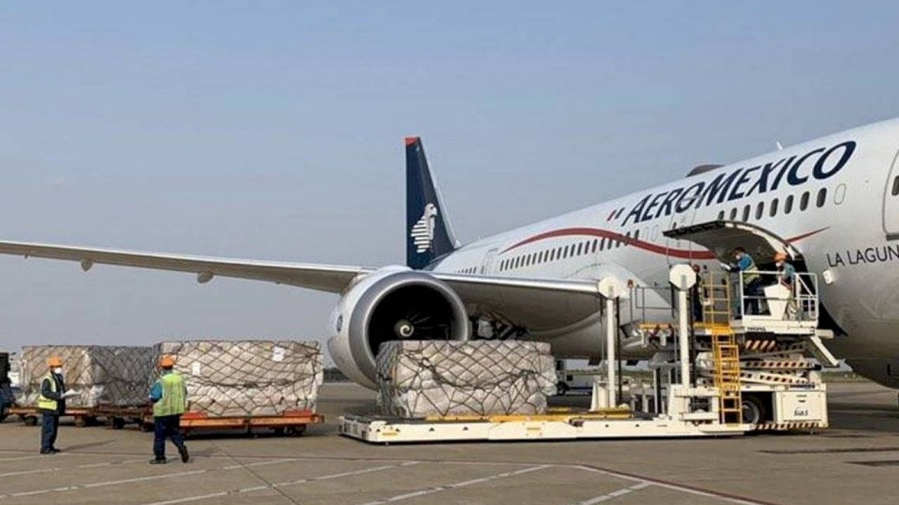 Llega el sexto vuelo con insumos médicos a México para atender el coronavirus