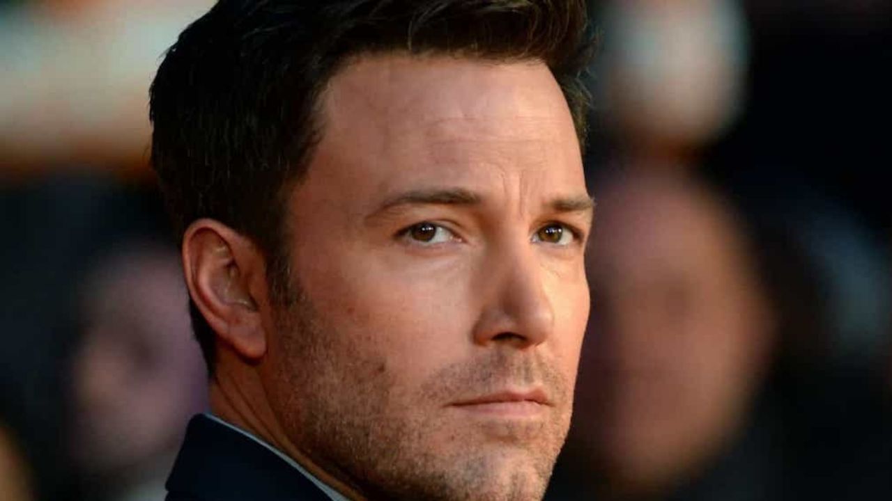 ¿No le importa la pandemia? Ben Affleck fuma aun con cubrebocas puesto