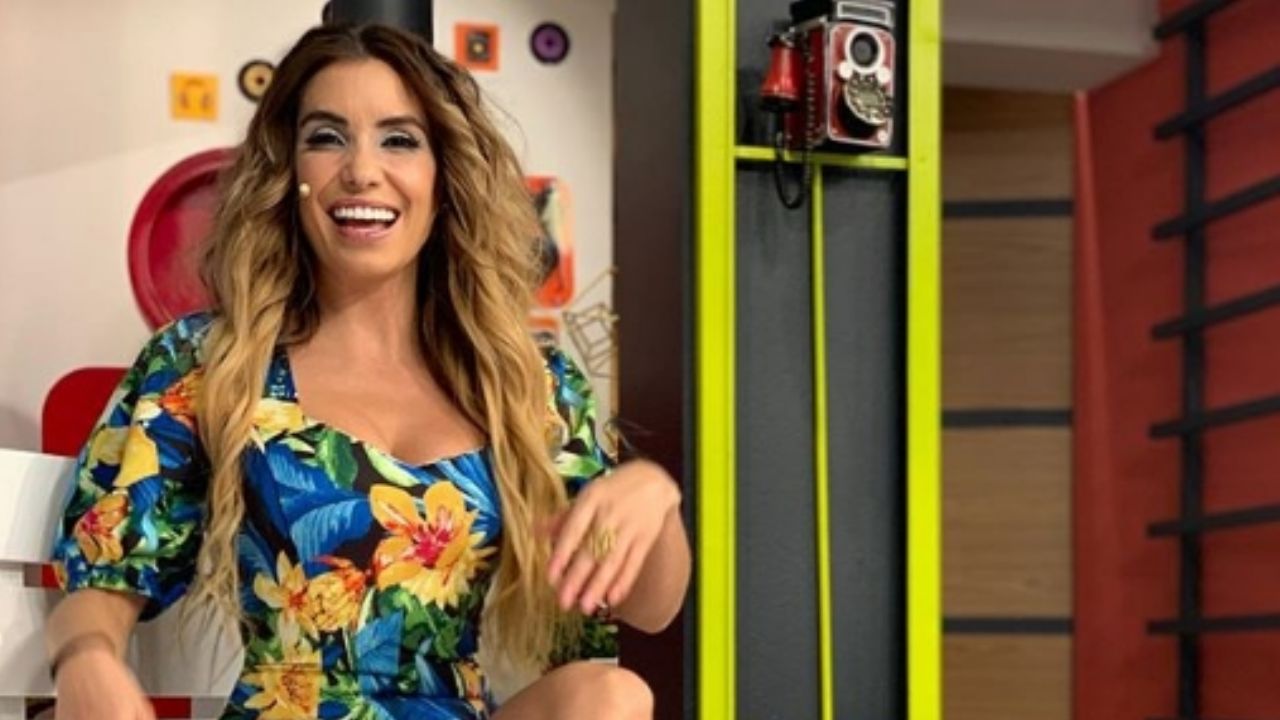 “Pareces piñata flaca”: Andrea Escalona es ‘devorada’ por horrible ‘outfit’ y piernas de “pollo”