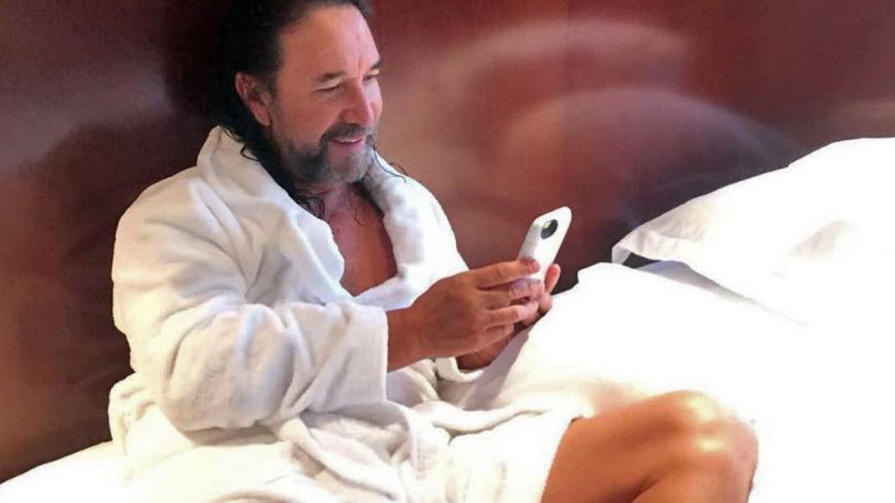 Marco Antonio Solís hace babear a sus seguidoras con sexy foto: “Sin esposa”