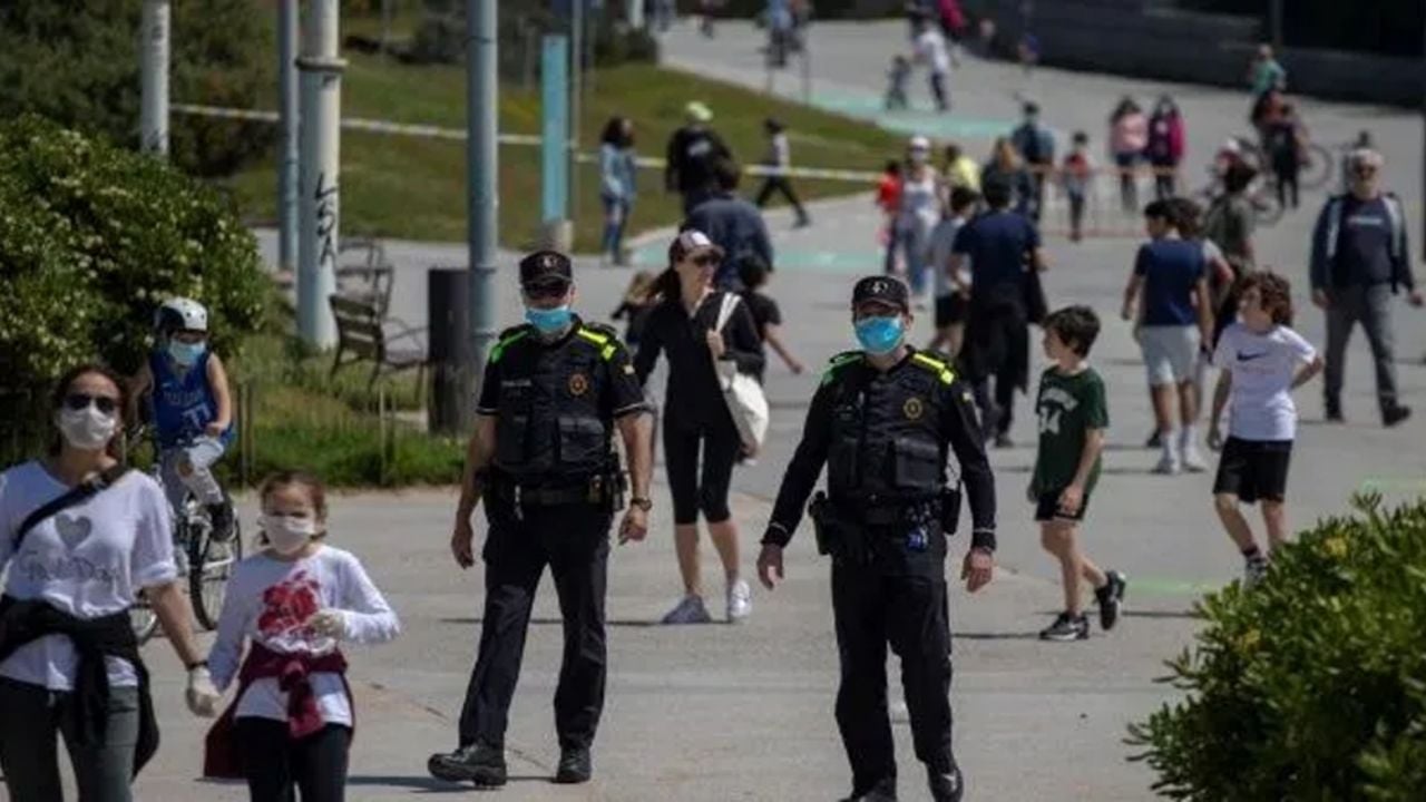 Niños de España salen a la calle después de 43 días de cuarentena por Covid-19