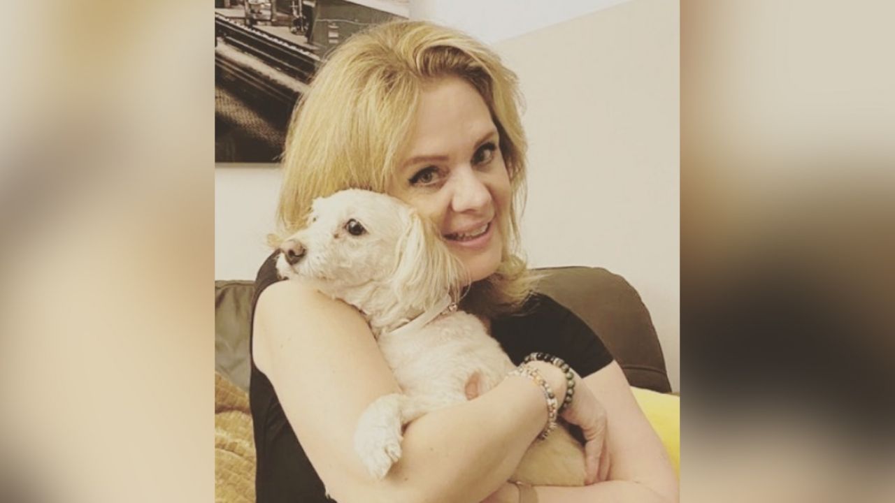 “Qué chaquetón”: Érika Buenfil se sonroja ante atrevido comentario de periodista