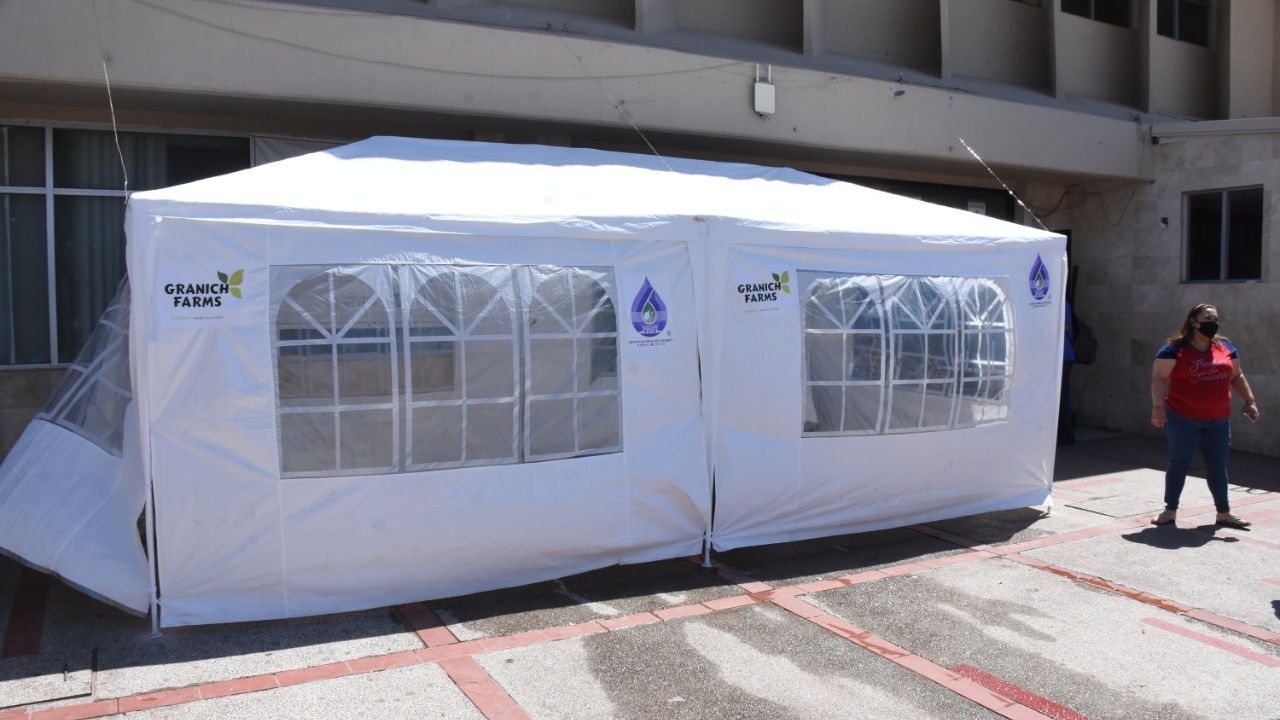 Trabajadores del IMSS Navojoa cooperan e instalan un túnel sanitizador