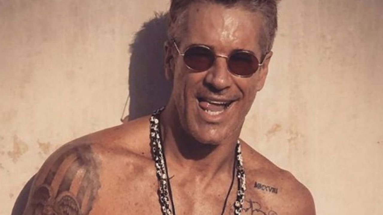 “Hasta que se puso ropa”: Critican a Fernando Carrillo por foto de Instagram