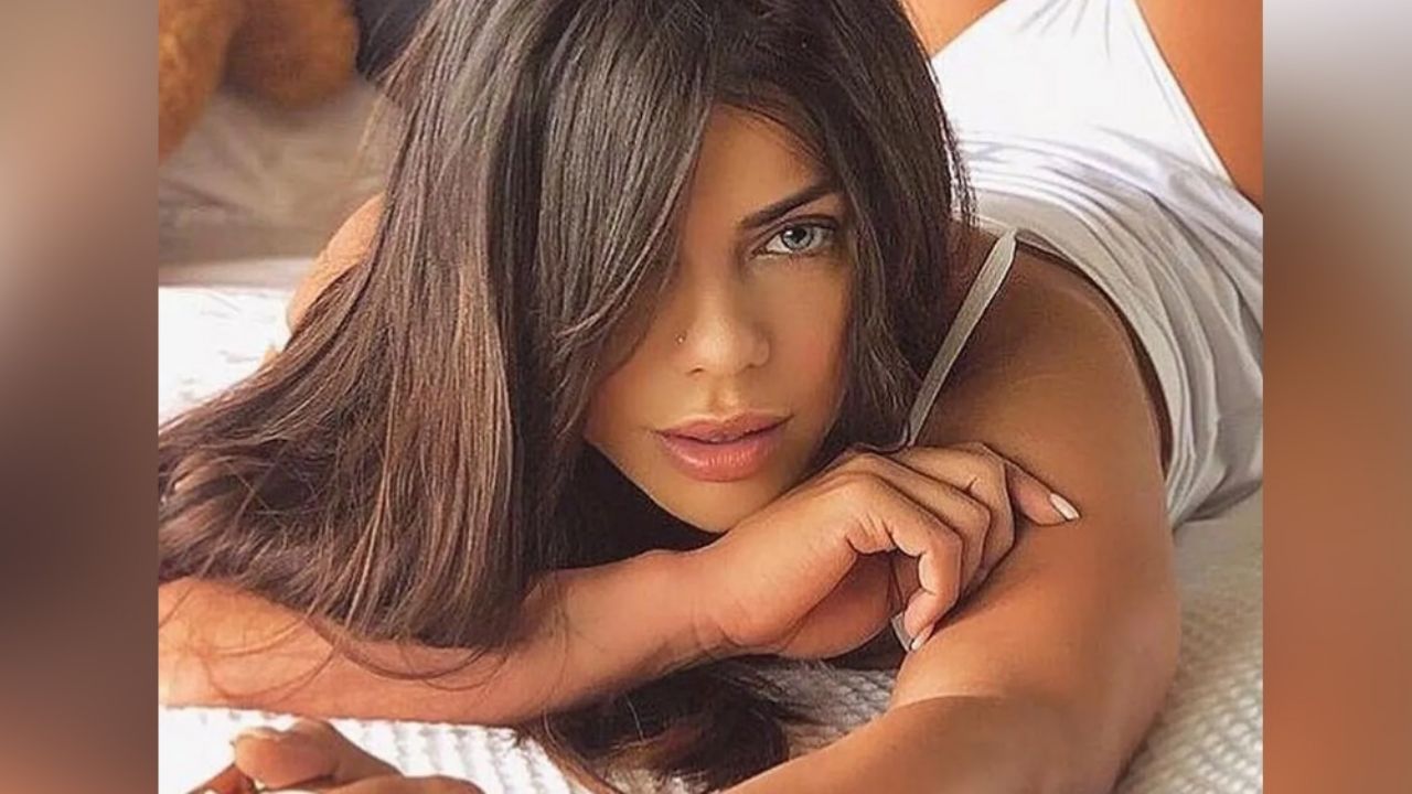 Suzy Cortez calienta la cuarentena en paños menores frente a la ventana