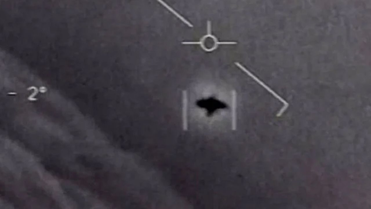 ¡No te lo puedes perder! El pentágono difunde videos de tres OVNIS en el cielo
