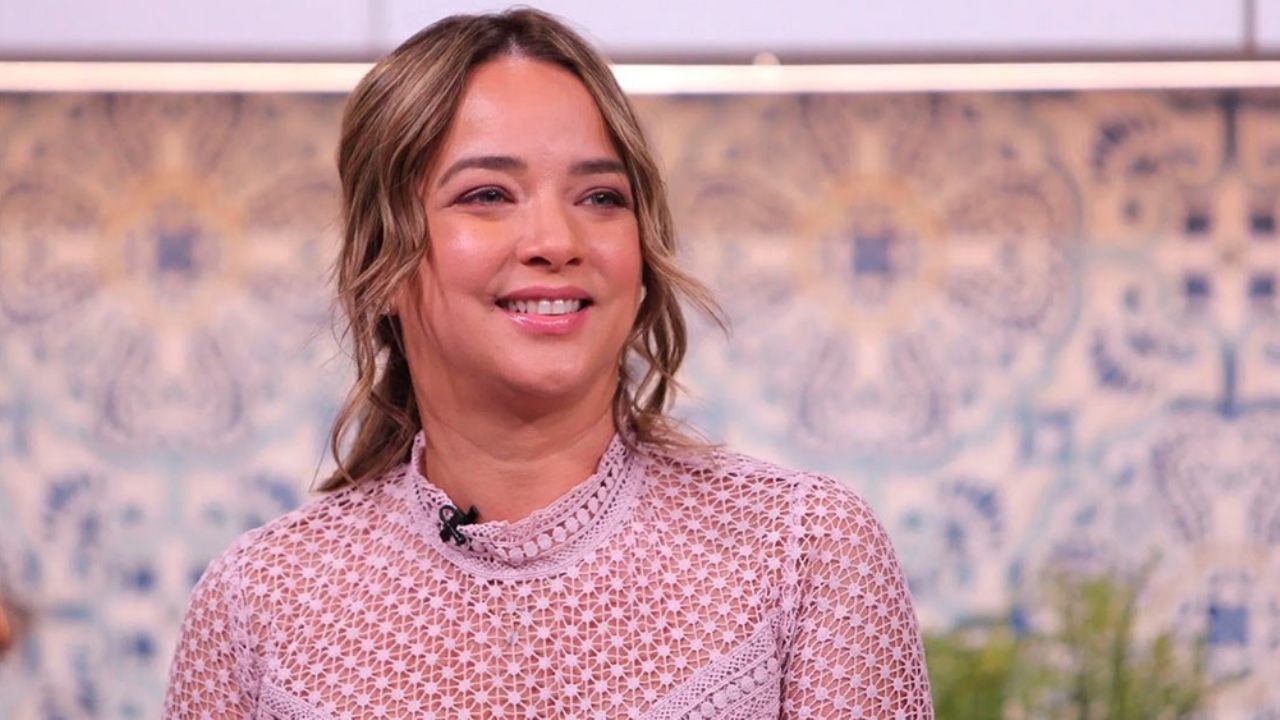 Adamari López y su vestido roban suspiros desde el foro de ‘Un Nuevo Día’