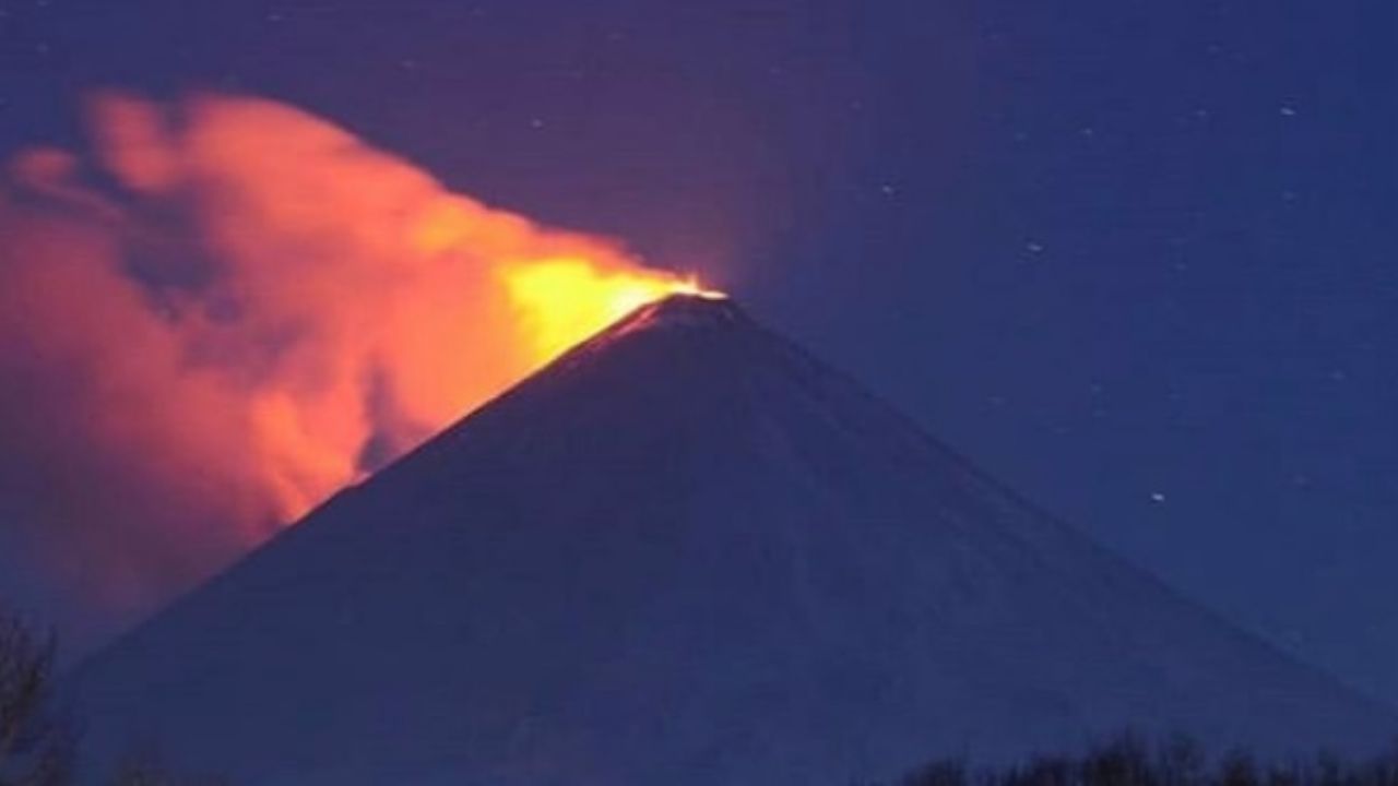 El volcán Kliuchevskói despierta: Expulsa nubes de ceniza y flujos de lava