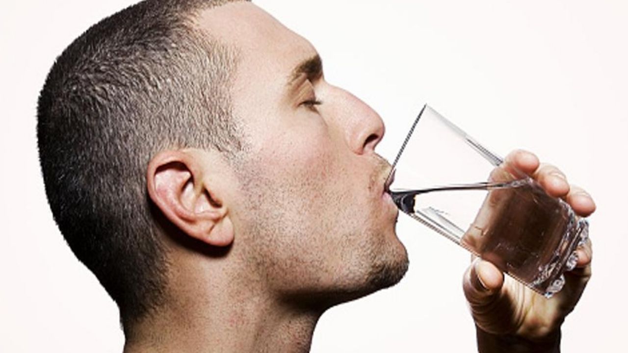 ¿Mito o verdad? ¿En realidad tomar agua entre horas, ayuda en el estreñimiento?