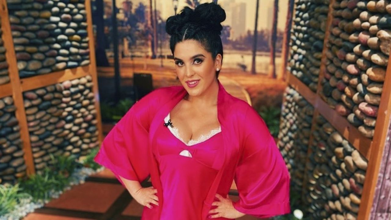 ¡Diosa! ‘Curvy’, conductora de ‘VLA’, resalta sus encantos en coqueto vestido