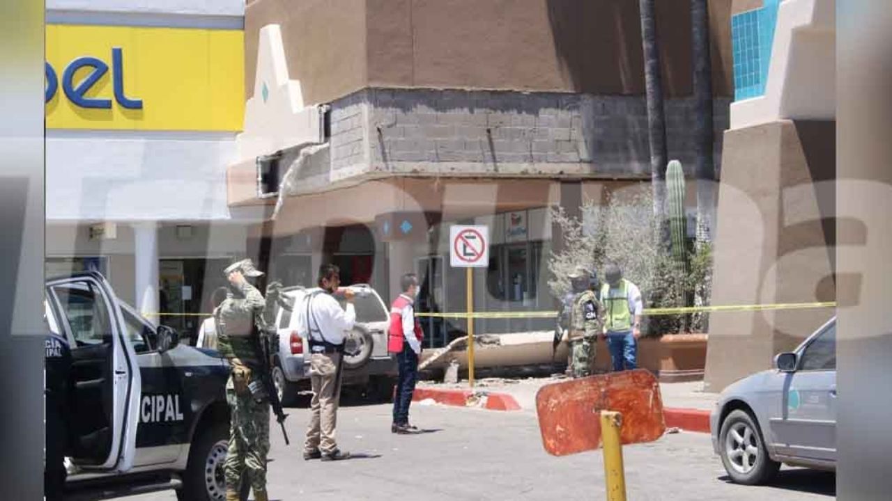 Fachada de centro comercial en Guaymas se derrumba