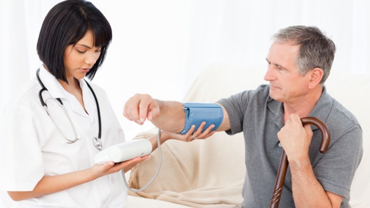 ¿Cuál es la manera correcta para medir la presión arterial, acostado o sentado?