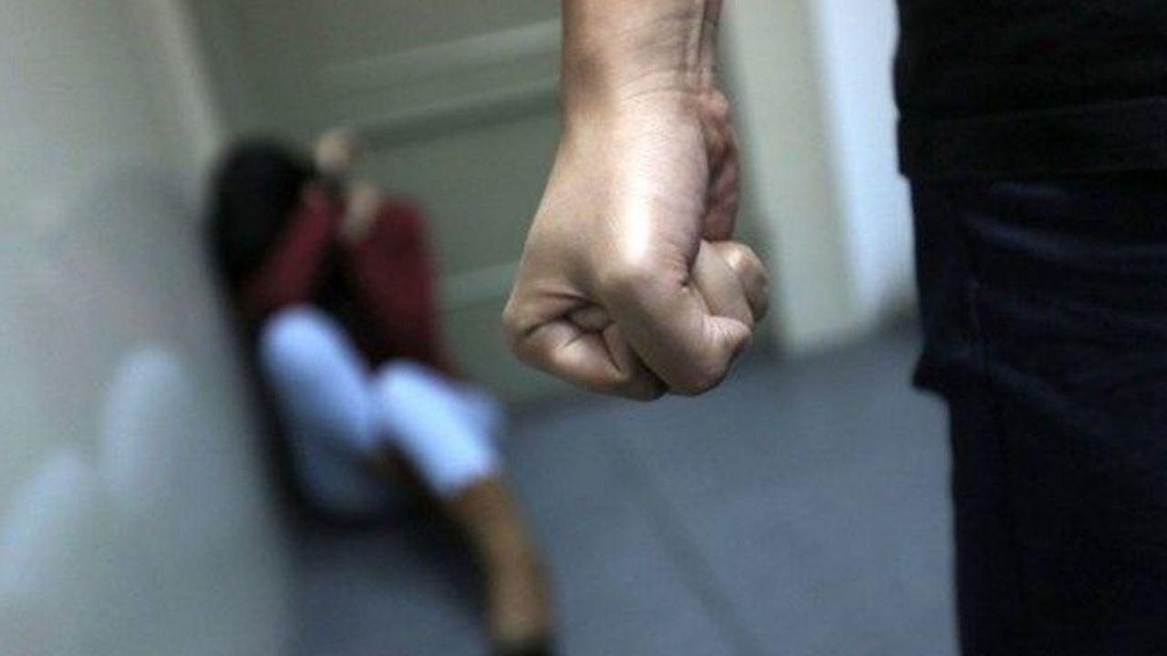 Hombre enloquece y ataca a su pareja e hija con ácido en Bolivia