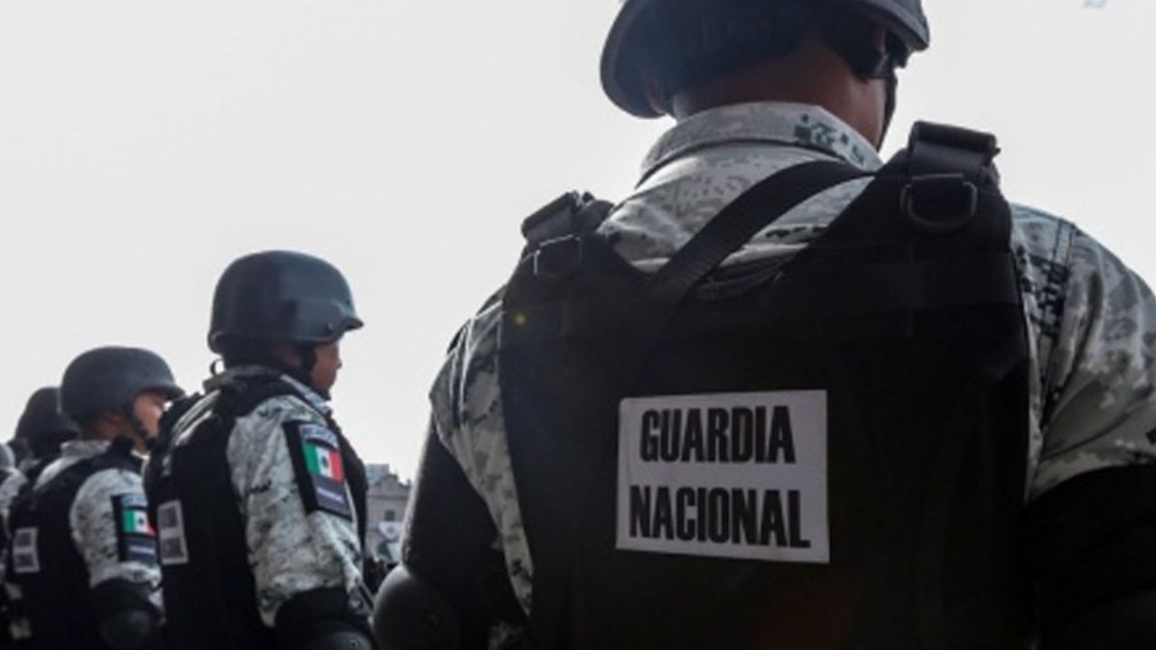 Elementos de la Guardia Nacional aseguran 70 litros de cristal en Sonora