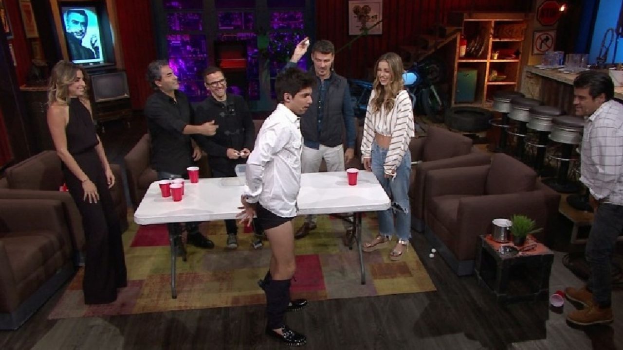 “En perra”: Conductor de Televisa sube polémico video junto a su novio desde la alberca