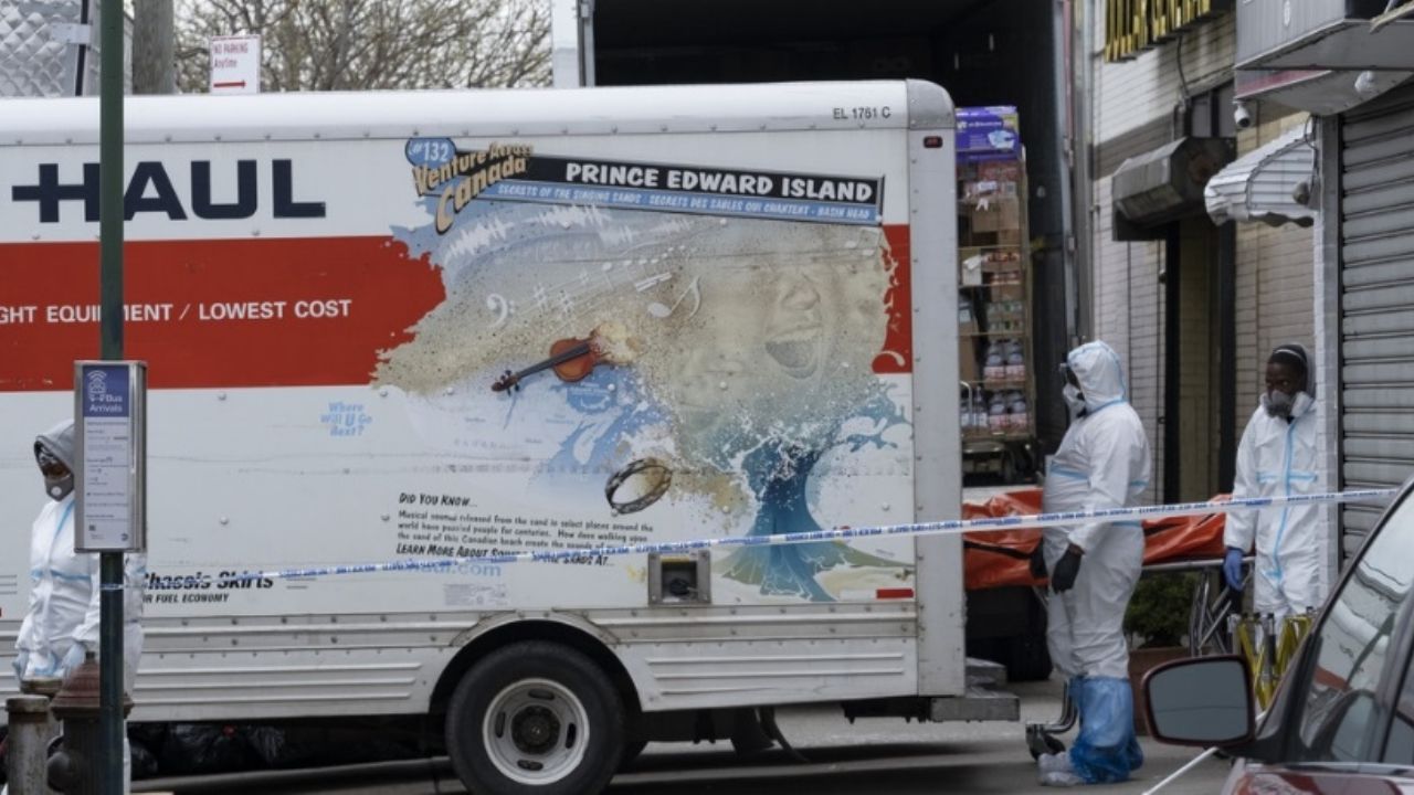 Policía de NY halla camiones con al menos 50 cadáveres en descomposición