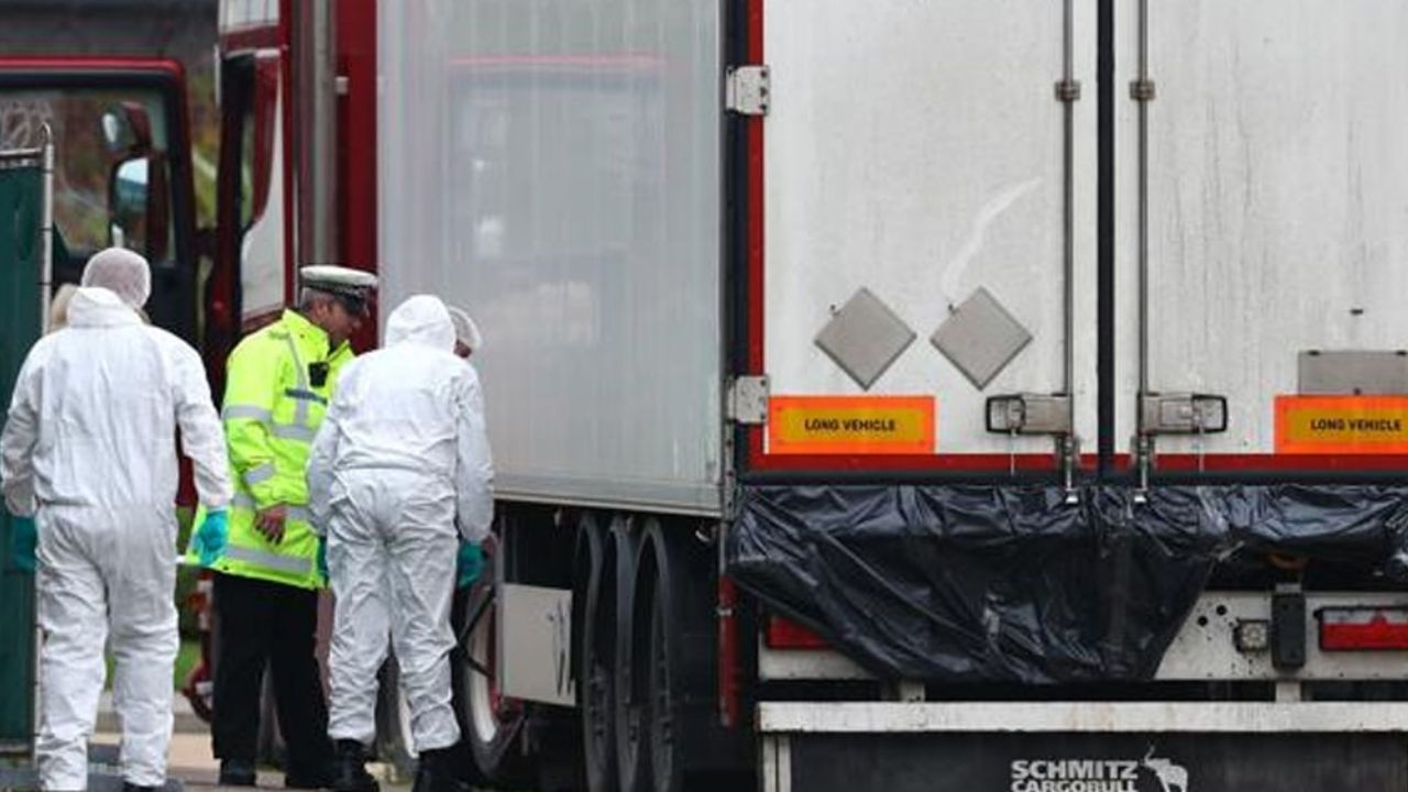 Funeraria almacena cadáveres en camiones; vecinos se quejan del mal olor