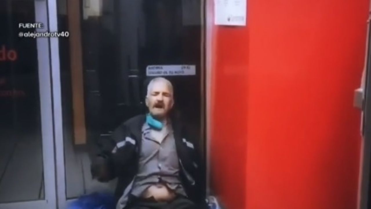 A falta de hospital, indigente con Covid-19 se refugia en un cajero automático