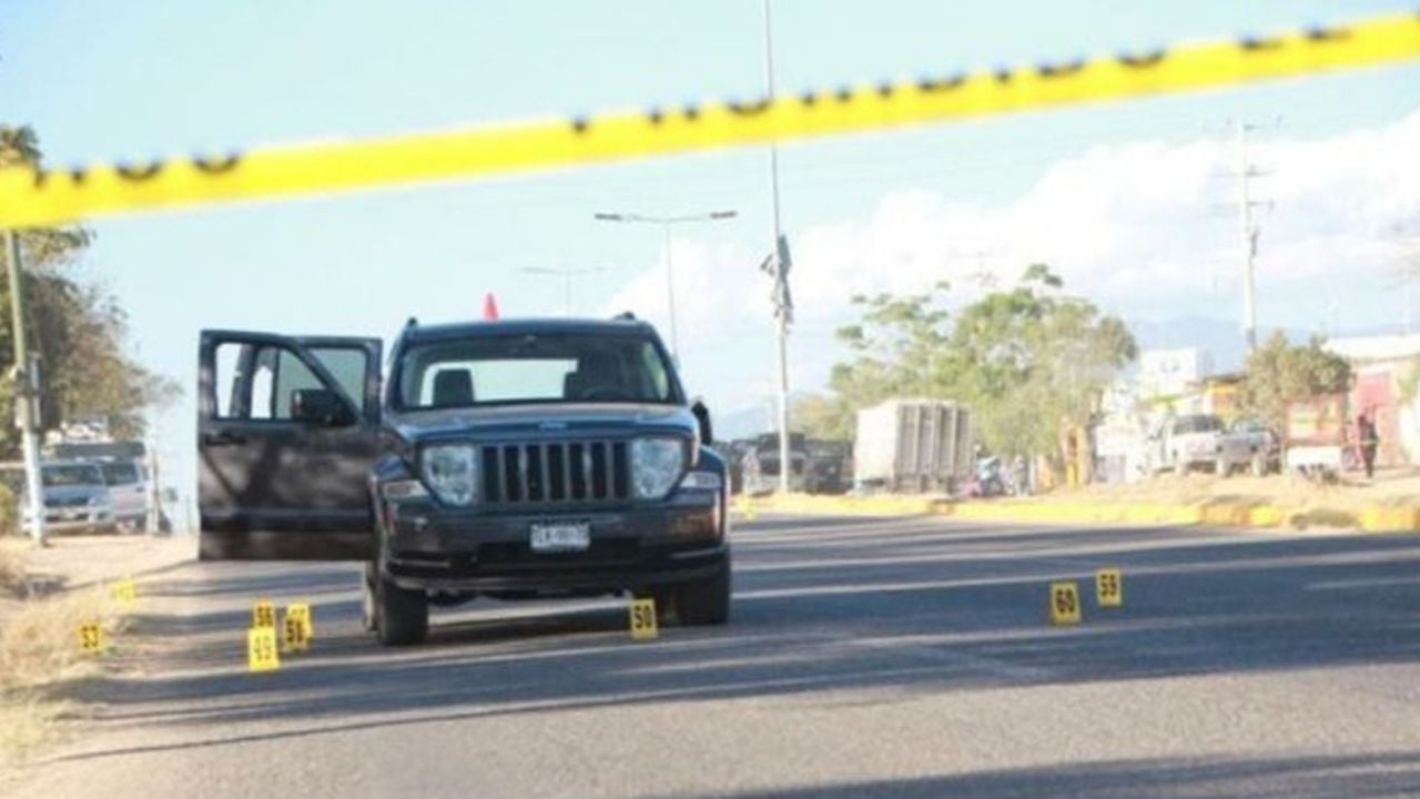 Una pareja de policías y su hija son emboscados por un grupo armado en Michoacán